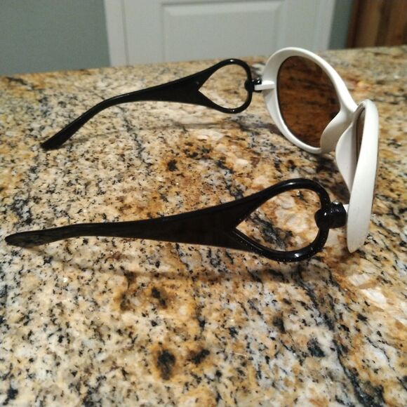 Womens Sunglass Oval White Silver Plastic Amber Lens CUTE!!